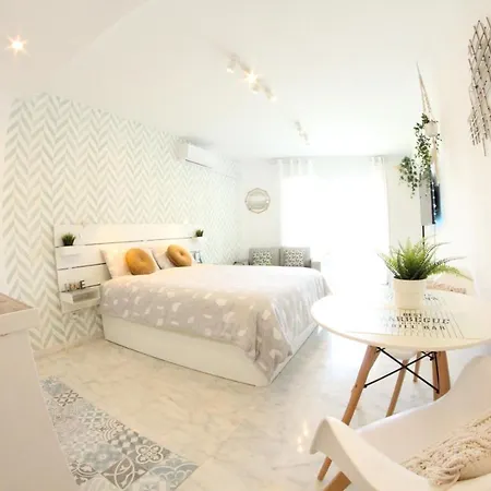 - New Central Studio Plata With Balcony 托雷莫利诺斯
